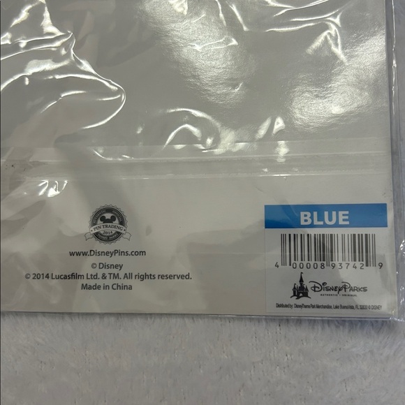 Disney Parks Collectible Star Wars Santa Jedi Yoda Pin NEW in Packaging - Picture 4 of 4